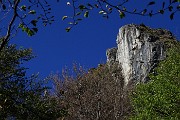 67 Imponente roccione del versante nord-ovest del Corno Zuccone